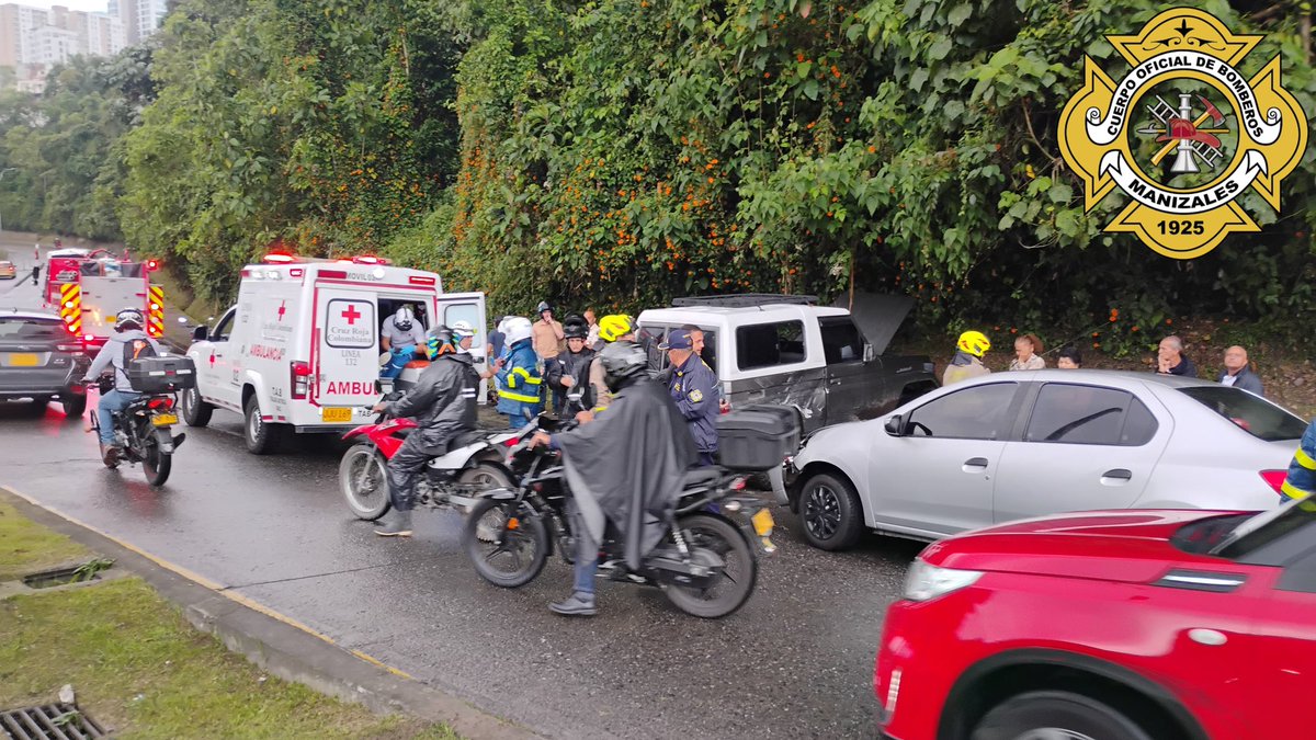 #BomberosManizalesTeCuida
🚒Se atendió siniestro vial en la 
Av. Kevin Ángel sector de Aguas de Manizales; conductor de campero pierde el control, pasa a la calzada contraria y colisiona con un automóvil.

🚑Conductor del campero resultó lesionado; remitido a centro asistencial.
