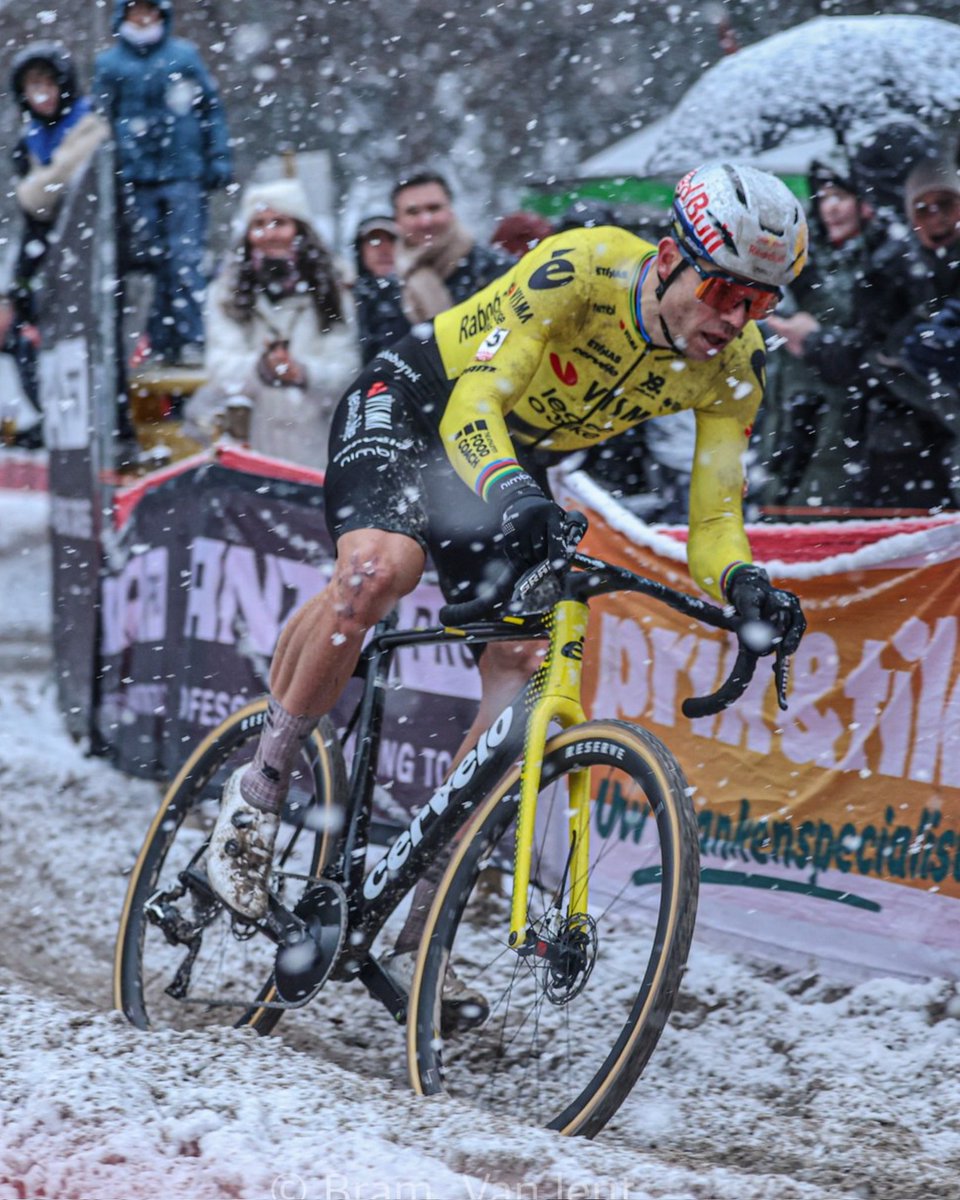 PCMPTMag's tweet photo. Wout Van Aert diz adeus à temporada de ciclocrosse! ❌️ 

O ciclista belga sofreu uma entorse no tornozelo e uma pequena fratura na sequência da queda na corrida de hoje. Face à gravidade da lesão, amanhã será submetido a uma cirurgia.

As melhoras, Wout! 🙏🍀

📸 Bram van Lent https://t.co/7W9sUyoFCR