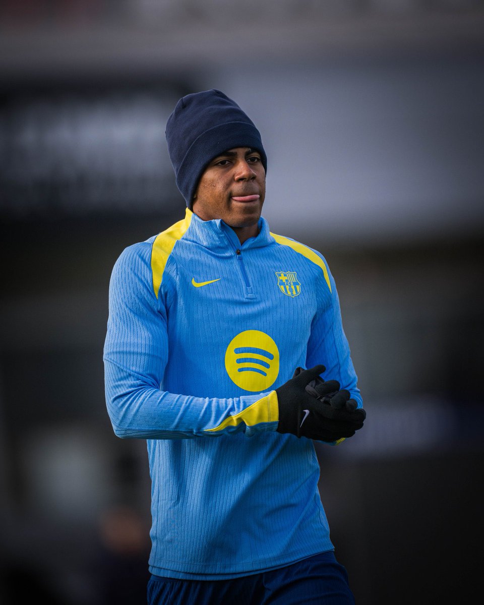 Senyyo's tweet image. Hey @grok, judging by facial features alone, how old do you think this man is? 🤔