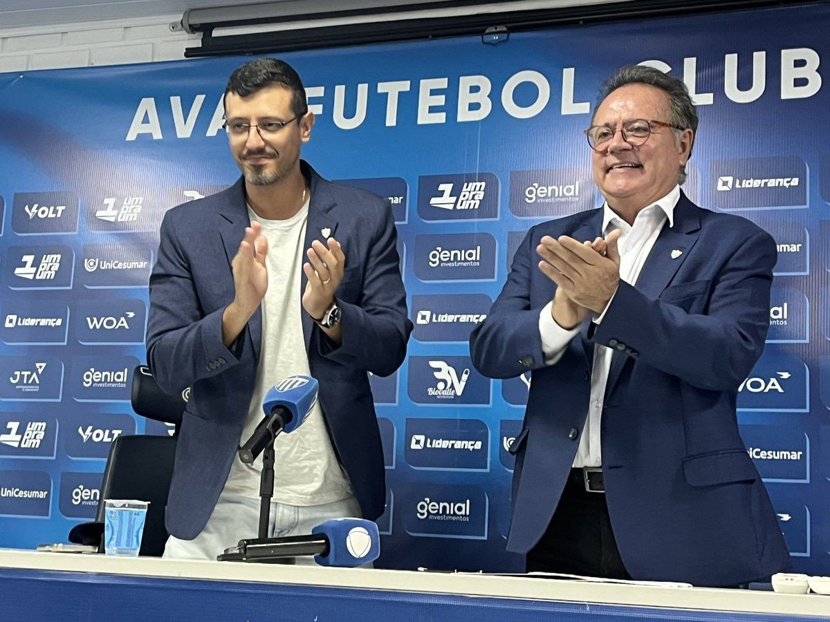 caalbertofer's tweet photo. Empossados!
@bernardopessi e Carlos Schmidt para quatro anos no comando do @AvaiFC https://t.co/l3YUC6OU4q