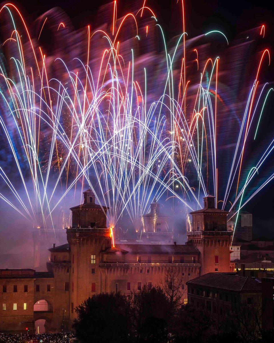 Ciò che ho amato,
che l'abbia tenuto o no,
Lo adorerò per sempre. 

André Breton
L'amour fou (1937)

#Ferrara incendio del Castello 2025