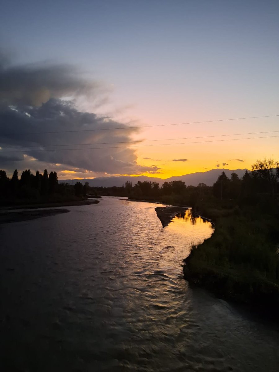 LautaroJimenezB's tweet image. Censurado en la TV📺 🚫
Toda #Mendoza está en lucha por el Agua💧
También sobre el Puente del Rio #Tunuyán, en el bellísimo Valle de Uco, las familias trabajadoras han levantado un Acampe permanente que sostiene la lucha contra la Minería Contaminante. #ElAguaDeMendozaNoSeNegocia