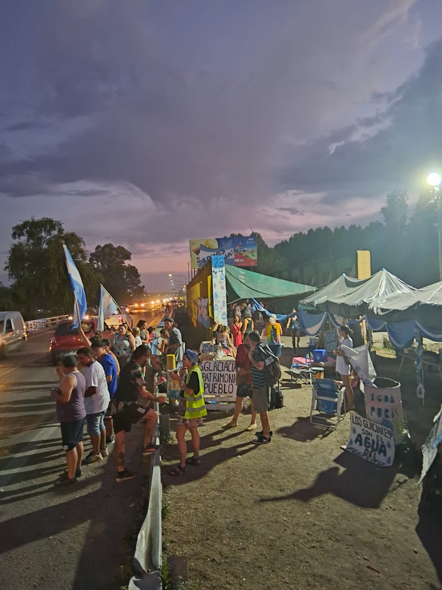 LautaroJimenezB's tweet image. Censurado en la TV📺 🚫
Toda #Mendoza está en lucha por el Agua💧
También sobre el Puente del Rio #Tunuyán, en el bellísimo Valle de Uco, las familias trabajadoras han levantado un Acampe permanente que sostiene la lucha contra la Minería Contaminante. #ElAguaDeMendozaNoSeNegocia