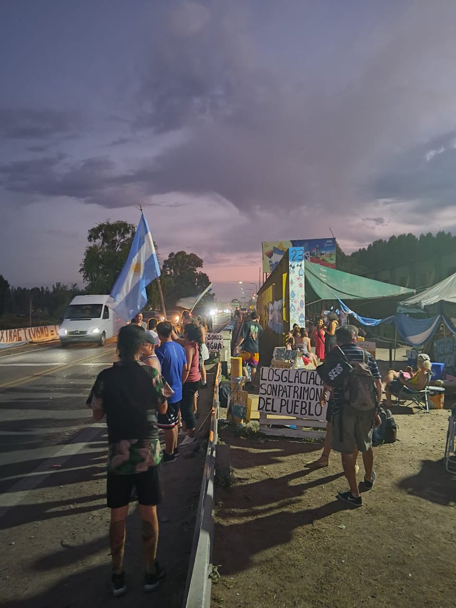 LautaroJimenezB's tweet image. Censurado en la TV📺 🚫
Toda #Mendoza está en lucha por el Agua💧
También sobre el Puente del Rio #Tunuyán, en el bellísimo Valle de Uco, las familias trabajadoras han levantado un Acampe permanente que sostiene la lucha contra la Minería Contaminante. #ElAguaDeMendozaNoSeNegocia