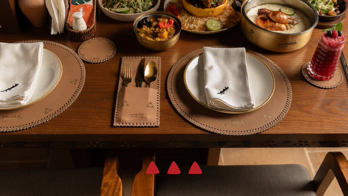 مائدة عسيب تجمع أشهى وألذ الأطباق المحضرة بعناية ودقة✨🤎

أي طبق من مائدة عسيب تحب يكون نجم الليلة؟ 

#عسيب