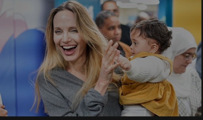 Angelina Jolie carries a Palestinian girl at El Arish Hospital, during her visit during her visit to the Rafah Crossing between Egypt and the Gaza Strip in Egypt on Friday January 2nd 2026 
#AngelinaJolie #Gaza #Rafah #Palestine