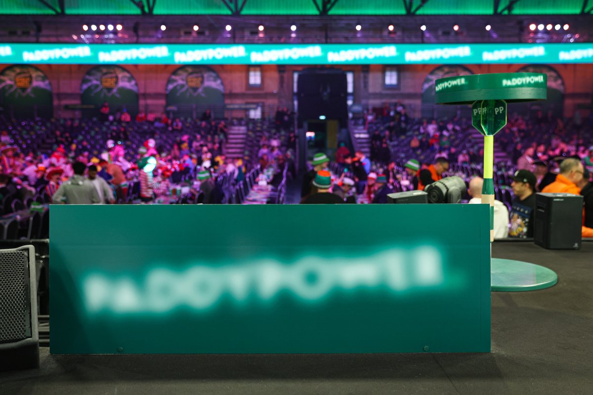 livedarts's tweet photo. Paddy Power have blurred their on-stage branding in support of Ryan Searle to raise awareness of his eyesight condition ADOA and are donating €15k to Cure ADOA foundation 👏 https://t.co/Potpqq1jvI