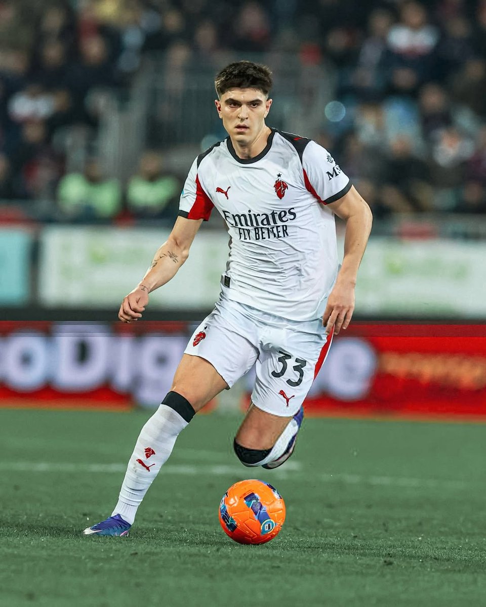 MilanXtra's tweet image. Centre-back. ✅
Left-wing-back. ✅

Fantastic shift from homegrown talent Davide Bartesaghi. 🌟🇮🇹

#️⃣ | #CagliariMilan 0-1
