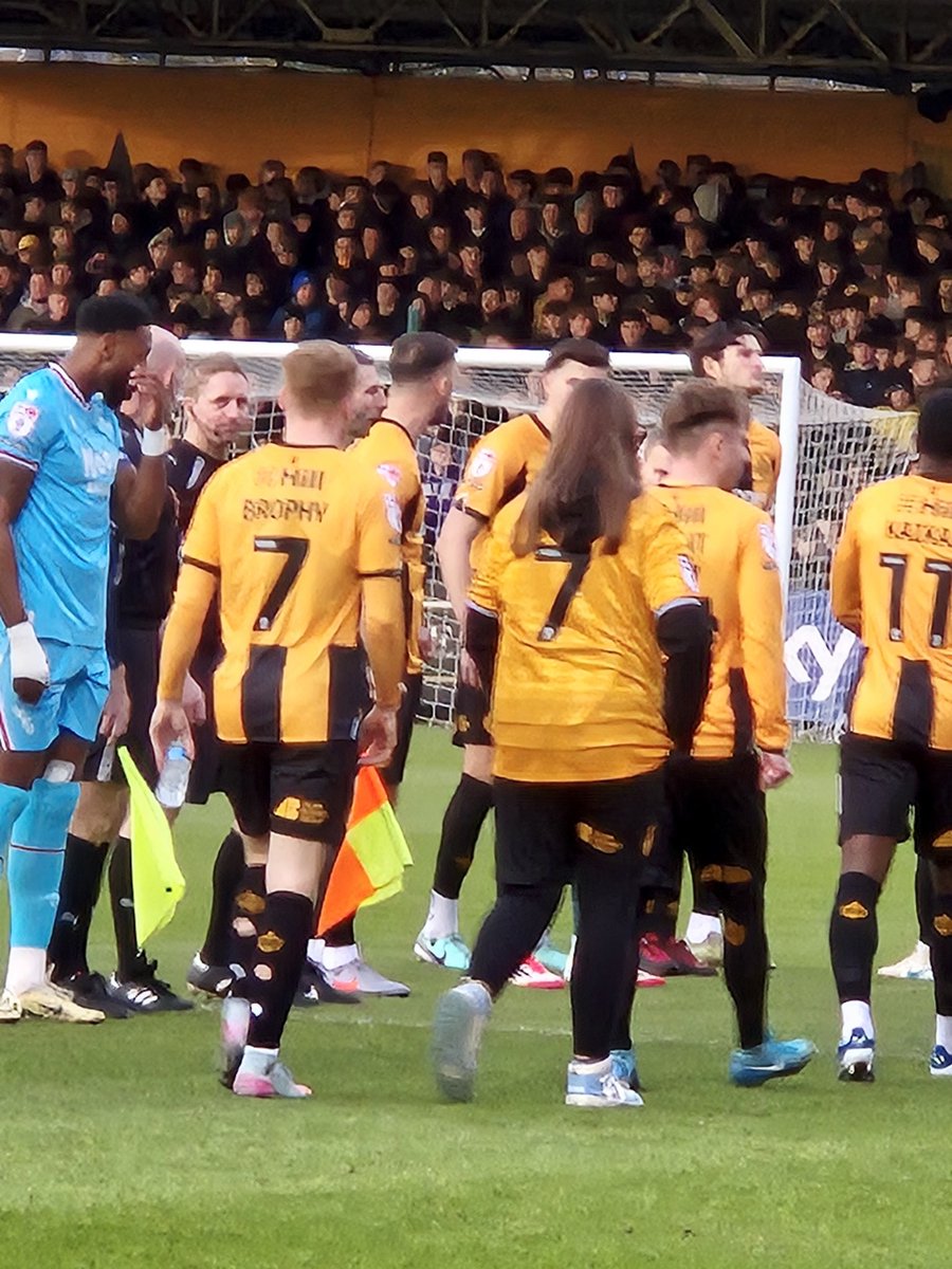 Sunset at <a href="/CambridgeUtdFC/">Cambridge United FC</a> yesterday, Holly was also a mascot 😍 Walking out with Brophy, she was so so happy! #cambridgeutd #Mascot