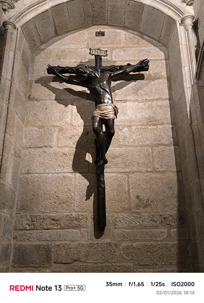El Cristo negro de la Concatedral de Santa María de Cáceres fue testigo de excepción de la llegada por primera vez a esta villa de la Reina #IsabellaCatólica el 8 de mayo de 1477, así como de la visita que realizó el matrimonio regio el 27 de febrero de 1479, acompañados del Gran
