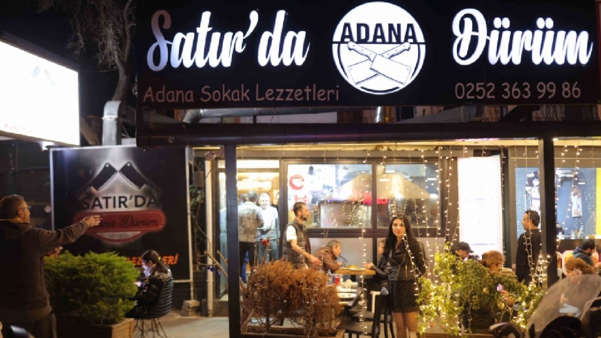 Türklerden para kazanıp Türklere hakaret ediyorlar.

Bodrum Bitez’de Satır Dürüm’ün sahibi Didem Carus, Bedri Usta’yı eleştirenlere ‘köpekler’ diyerek destek oldu.

#BedriUstaBoykot
#satırdürümboykot