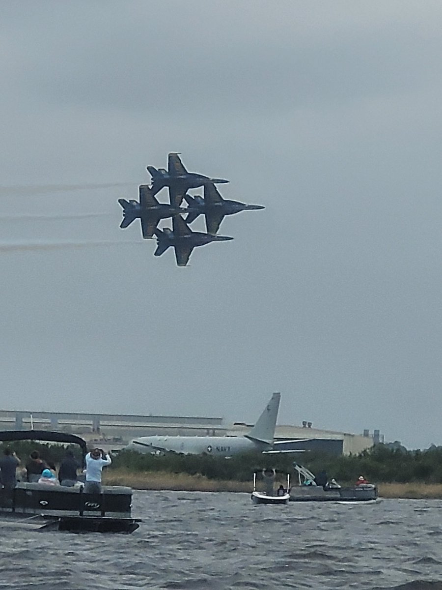 cbass904's tweet photo. @SGTWipper1Each #BlueAngels #NASJAX https://t.co/JsZxuP95HV