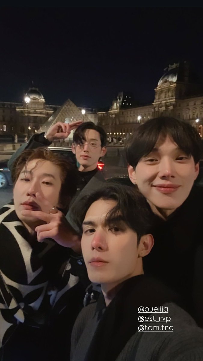 Sharkpups1's tweet photo. Est junto a su gang (Net, Daou y Tam) en el Museo del Louvre, específicamente la Pirámide del Louvre, Paris.
Amo su círculo de amigos... espero disfruten mucho de sus primeras vacaciones en el 2026.
#Netsiraphop #Est_rvp
#oueiija #PTam https://t.co/4OVlv3D2Yw