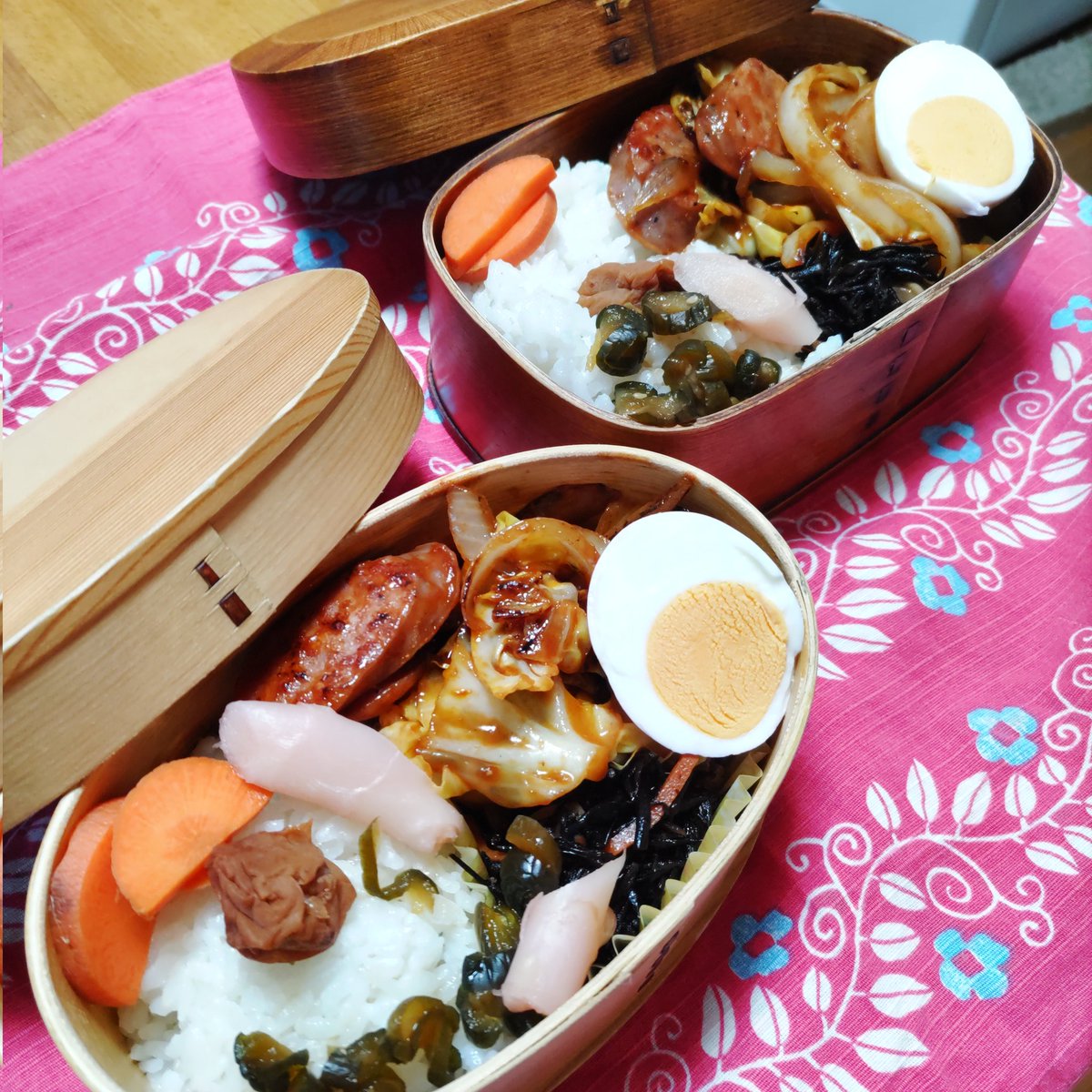 mayu2wind's tweet image. 今日の曲げわっぱお弁当は、ソーセージとキャベツと玉ねぎのケチャップ炒め、ゆで卵の岩下漬け、ひじきの煮物、胡瓜の醤油漬け、岩下の新生姜、人参の糠漬け、梅干し、白米。