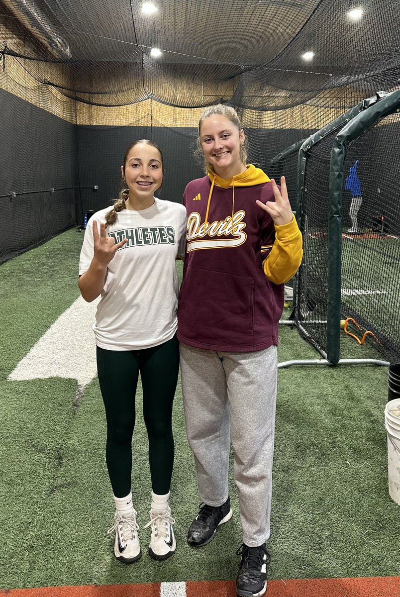 Started the year off with a pitching lesson from All American Kenzie Brown.  Kenzie, I appreciate you taking the time to work with me and teaching me your drop ball.  Shoutout to @thebuildingsb for letting us use your cages!