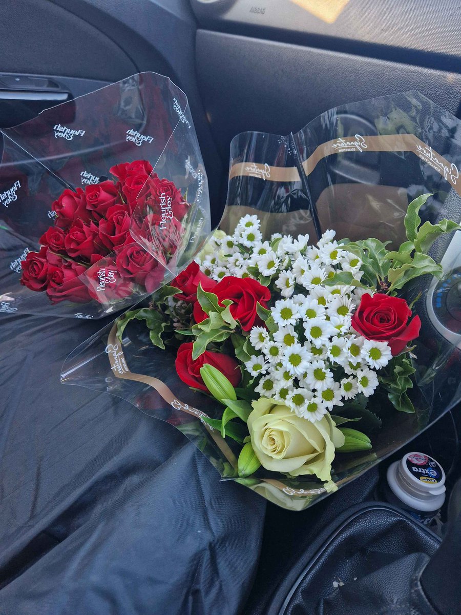 itsonlyem's tweet image. 2 years strong as of Wednesday 🥹

My boy came home with flowers for me and took me to dinner ❤️ so happy to be spending my life with you, I love you @zStormP ❤️