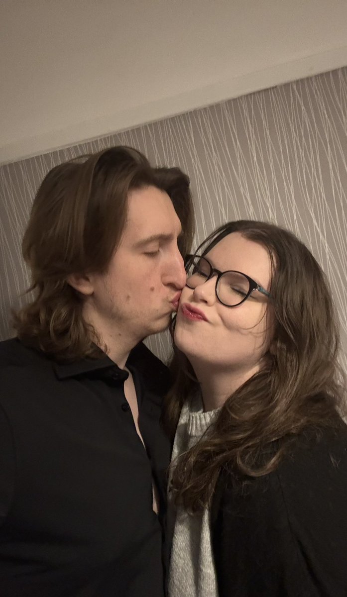 itsonlyem's tweet image. 2 years strong as of Wednesday 🥹

My boy came home with flowers for me and took me to dinner ❤️ so happy to be spending my life with you, I love you @zStormP ❤️