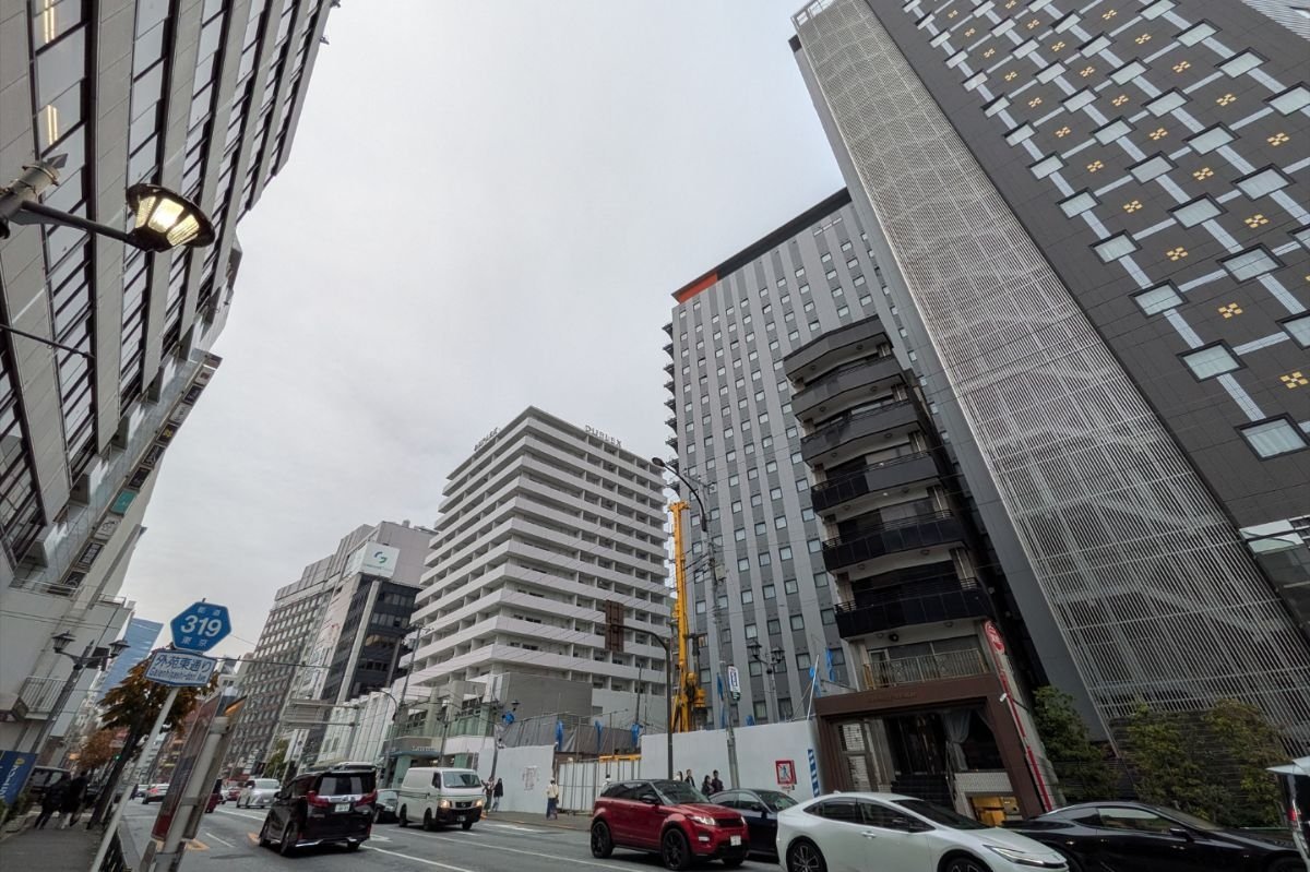 kiribou06341's tweet image. 六本木三丁目のアパホテルに囲まれた場所に建っていたゲッツビルを建て替える計画が浮上！！

東京都港区六本木3丁目に建設される地上15階、地下1階、高さ57.20m、総戸数27戸の高層複合ビル“(仮称)ゲッツビルマンション建替新築工事”建設状況！！ skyscrapers-and-urbandevelopment.com/page-256/page-…