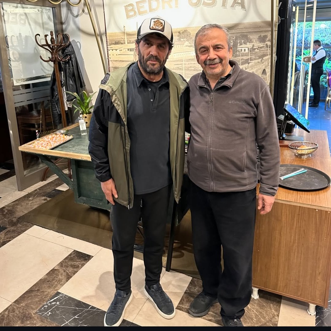 Bu Bedri'yi Kazıdıkça altından bir şeyler çıkıyor.

Bu sefer de karşımıza ;

—"Yetim değilim, Öcalan benim babamdır.

— Öcalan’a terörist başı diyemezsiniz.

—Siz bizi kentinize kabul etmezseniz kapınıza bir başçavuş dayanacak ve başınız sağolsun diyecek." diyen Sırrı Süreyya