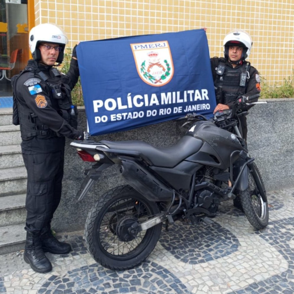 PMERJ's tweet photo. AÇÃO DO #1CPA EM APOIO AO #5BPM!
Policiais detiveram, nesta sexta-feira (02/01), um suspeito que circulava em uma motocicleta sem placa de identificação, na Rua Santo Cristo, no bairro Santo Cristo.
A ocorrência foi encaminhada à 4ª DP.
#ServireProteger #PMER https://t.co/IRCYWm6C4K