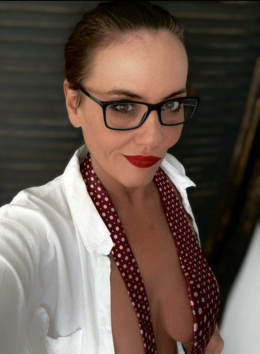 Scorpio_Karen18's tweet photo. I’ve heard that some like naughty librarians. Fine … but I’ll have to put a hand over your mouth to keep you from making too much noise 🤫💋 https://t.co/5J4CPr2z37