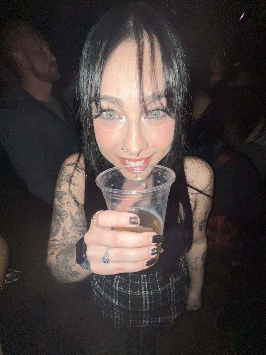 imjustt8's tweet image. everyone wants a weird girl until she’s actually weird