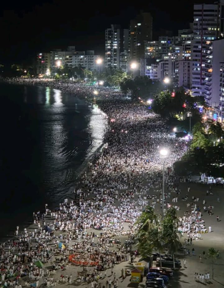 La foto de la izquierda es de Cartagena y la de la derecha es del Rodadero en Santa Marta. Ambas fueron tomadas el 31 de diciembre. Nunca en años anteriores hubo tanta gente recibiendo el año en estas ciudades. Dos imágenes que reflejan el excelente momento por el que está
