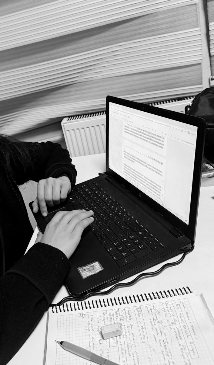 Akademik kariyer yapacağım diye ölen o kız doktoraya başladı ve her yere bilgisayarıyla gidiyor  💃🏻