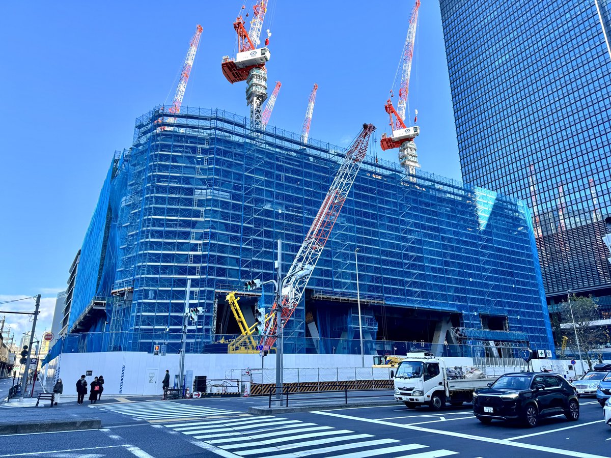 zeiko24's tweet image. トーチタワー
あっという間に元々建っていた日本ビルヂング程の大きさになってきました
足場の奥にはうっすらとダイヤグリッド架構と呼ばれる斜め鉄骨柱が見えます
現在は足場を地上から積み上げていますが、高層部分はどのような施工方法になるのか注目したいです