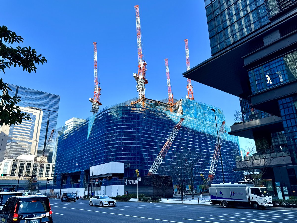 zeiko24's tweet image. トーチタワー
あっという間に元々建っていた日本ビルヂング程の大きさになってきました
足場の奥にはうっすらとダイヤグリッド架構と呼ばれる斜め鉄骨柱が見えます
現在は足場を地上から積み上げていますが、高層部分はどのような施工方法になるのか注目したいです
