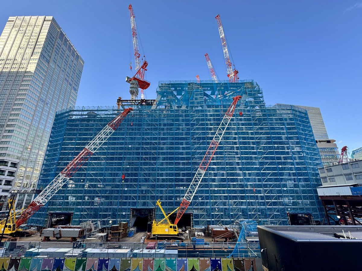 zeiko24's tweet image. トーチタワー
あっという間に元々建っていた日本ビルヂング程の大きさになってきました
足場の奥にはうっすらとダイヤグリッド架構と呼ばれる斜め鉄骨柱が見えます
現在は足場を地上から積み上げていますが、高層部分はどのような施工方法になるのか注目したいです