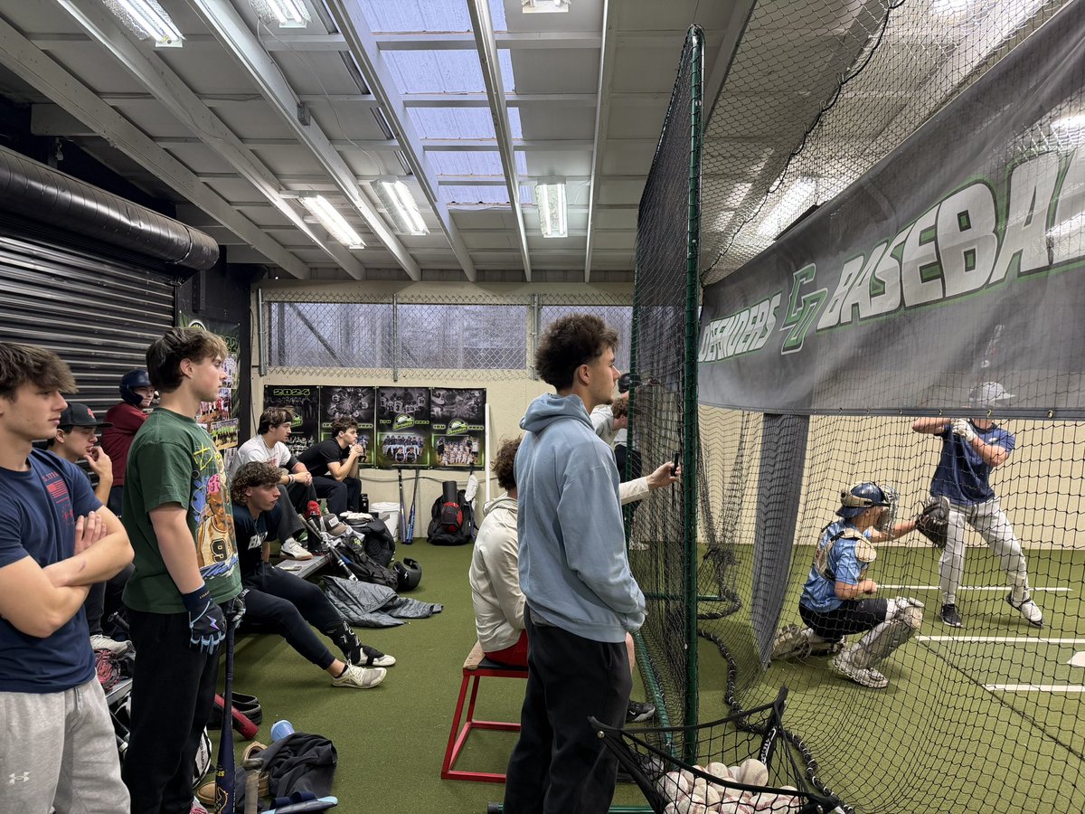 CincinnatiDefe1's tweet image. New Years Day was the final day of Live ABs at the facility before all the guys head off to school! Electric watching @Derek19R and @Jlafkas_3 compete! Bright springs ahead for both these guys! #defenderball #dbap #collegeball