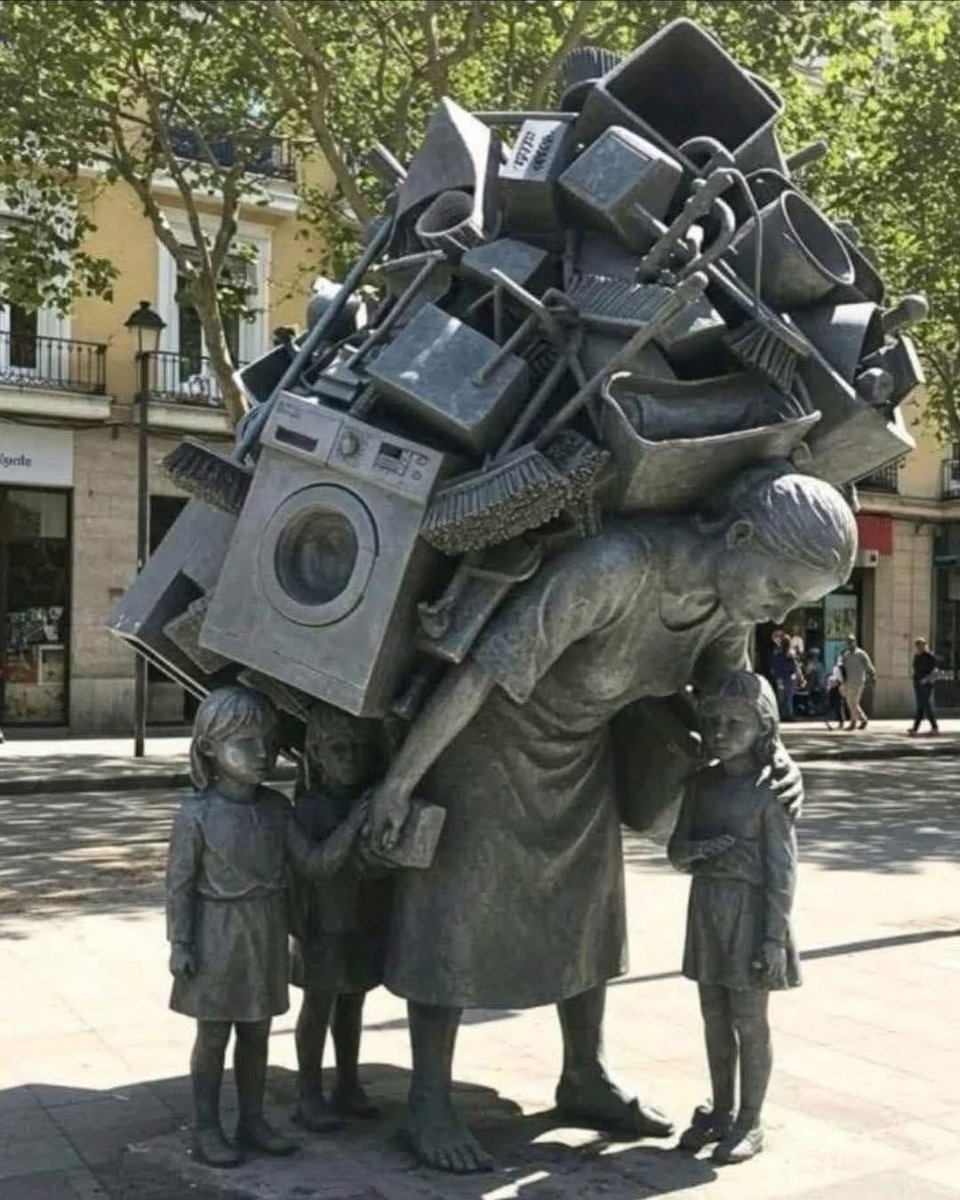 En el centro de Barcelona🇪🇸 se levanta está escultura: La Carga. Simboliza a la mujer que "no hace nada". El peso invisible de las responsabilidades del hogar.