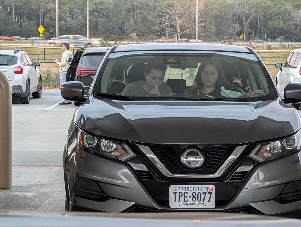 Nitroneo's tweet photo. Because idiots like these sit at gas pumps eating Buc-ees instead of moving to one of 1000 available parking spaces https://t.co/EDwxCHJon0