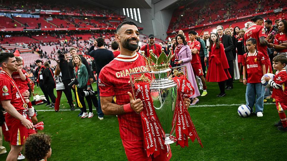 🗣️ ستيف ماكمانامان عن محمد صلاح:

"عندما لا يكون موجودًا، يفتقد الفريق للهيكل والتنظيم داخل الملعب. 

التحركات تصبح عشوائية، ولا توجد أدوار واضحة للاعبين.

رأينا خلال المباراة ثلاثة لاعبين في مركز الظهير الأيمن: برادلي، ثم فريمبونغ، ثم سوبوسلاي، وهو ما يعكس حالة الارتباك