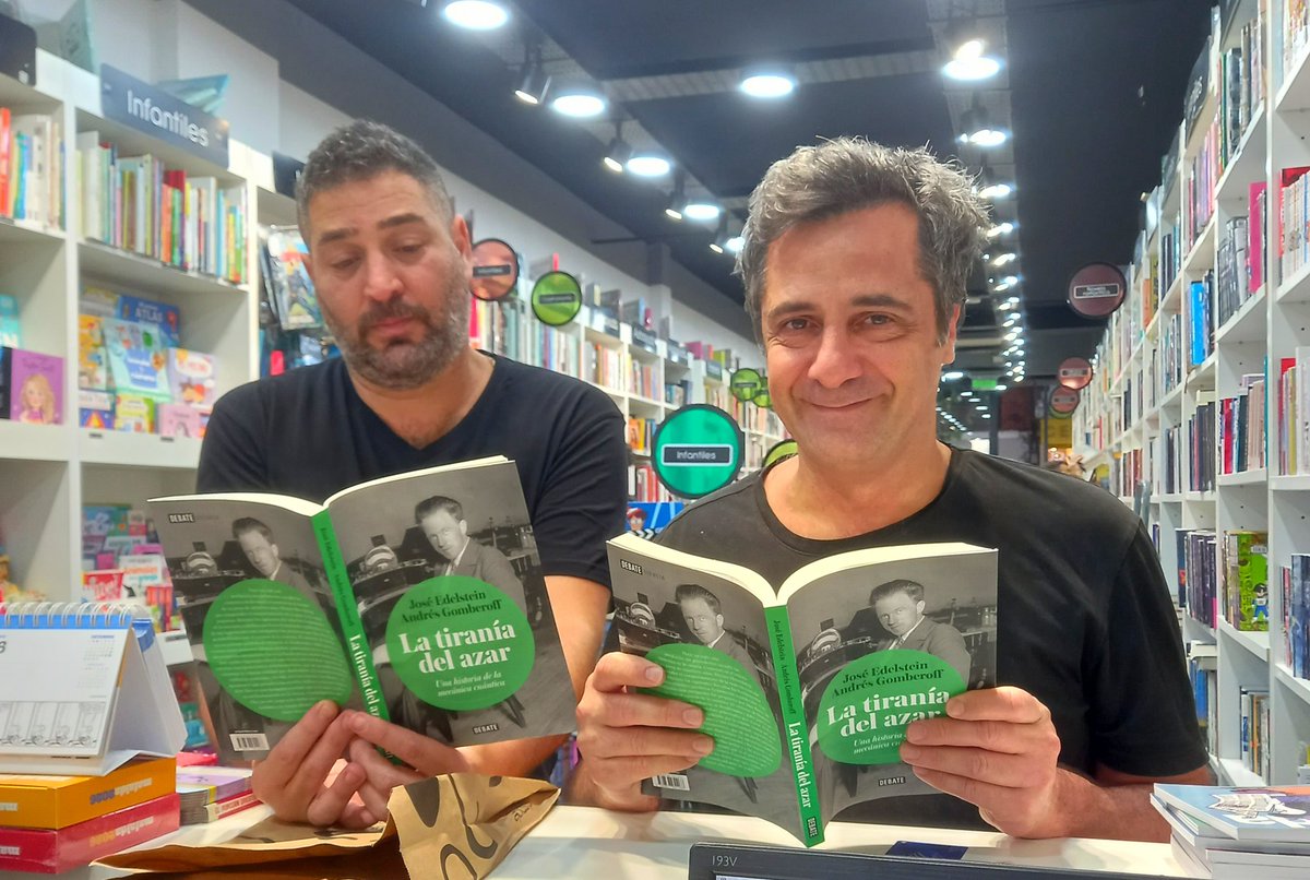 GastonGiribet's tweet photo. Desde México hasta Nueva York, se lee La tiranía del azar, de @joseedelstein y @gomberoff. https://t.co/P31RAklTb8