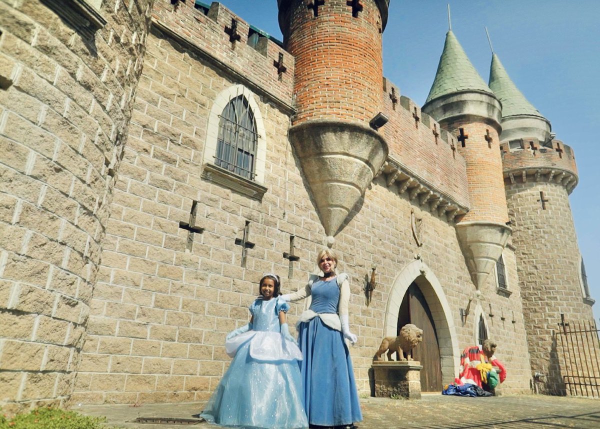AmorInfinitoF's tweet photo. Nuestra princesa Nubia soñaba con ser “Cenicienta” y conocerla… Nuestro agradecimiento al 
Castillo Irlandés de Longford y a #ShowsOficialesGaefi por una experiencia maravillosa llena de #Amorinfinito https://t.co/XpP4fuwj2l