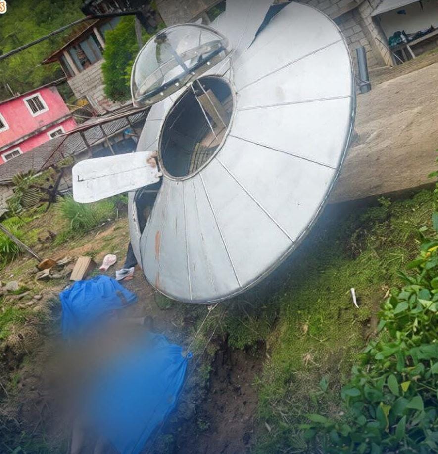 steevenmaciastv's tweet image. #Baños    #Tungurahua
Dos jóvenes murieron en el atractivo turístico Kamikaze, ubicado en el sector Río Blanco.
El juego mecánico denominado “Ovni” se impactó contra una pared de contención.
Fallecidos: Karen De la Cruz Cachago (25 años) y Tomy Alexander Cruz Velasco (31 años).