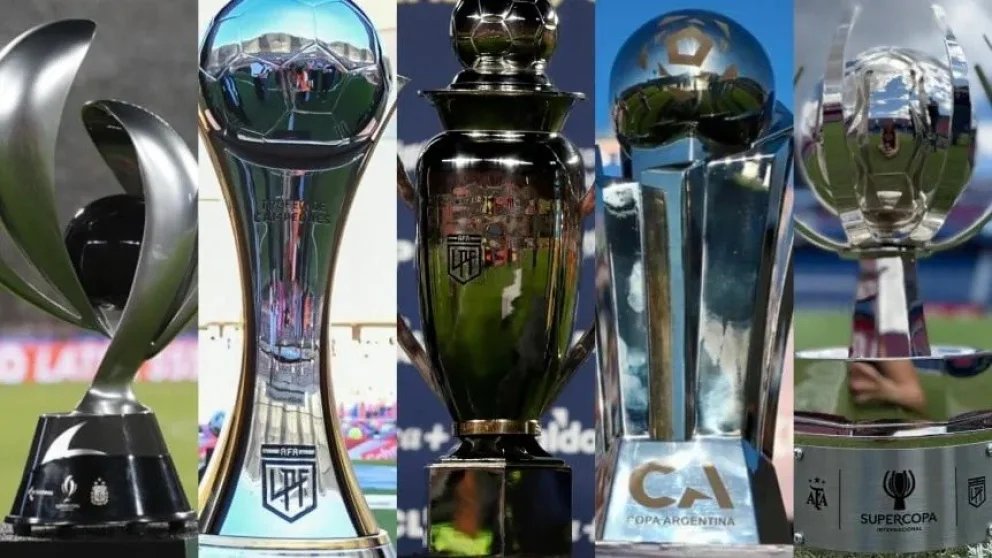 OPINIÓN | LA INFLACIÓN DEL FÚTBOL ARGENTINO: OCHO CAMPEONES EN 2026 ⚽️

👉Para el 2026, la vitrina se agranda: ocho estrellas estarán en juego, una cifra que mezcla la emoción de la competencia con la saturación de un calendario que no dará respiro.