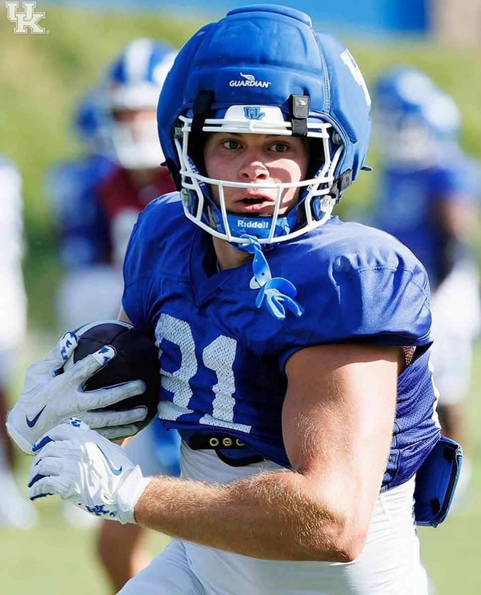 El tight end cubanoamericano Willie Rodríguez 🇺🇸🇨🇺 jugó 12 partidos para Kentucky Wildcats en la temporada 2025-26 de NCAA Division 1.

📊 Números en recepción:

◾23 Recepciones
◾310 Yardas
◾1 Touchdown

🎖️Tercero con más recepciones en su equipo.