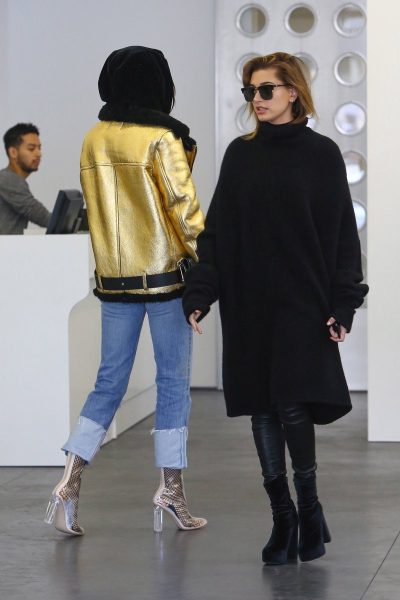 hbthrowbacks's tweet image. Hailey out shopping at Maxfield Store with Kendall Jenner in West Hollywood, CA (January 2, 2017)