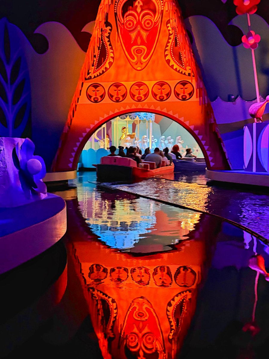 HippyDisneyGuy's tweet image. Reflections of ‘Its a Small World!’ 💕💗

#WaltDisneyWorld 🌎✨