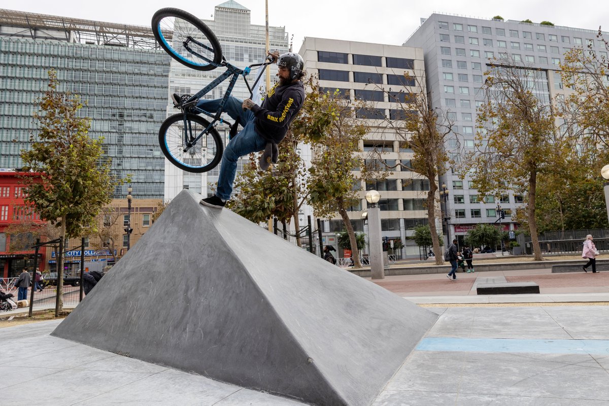sebikes's tweet photo. The Blue Crackle Blocks Flyer is built for action! Want proof? Here's @jakobsantos1911 putting the very first sample of this bike to work in San Francisco. You can check out the video we posted last night to learn even more about this rad bike. #sebikes #sebikeslife #blocksflyer https://t.co/b6f4GEby0h