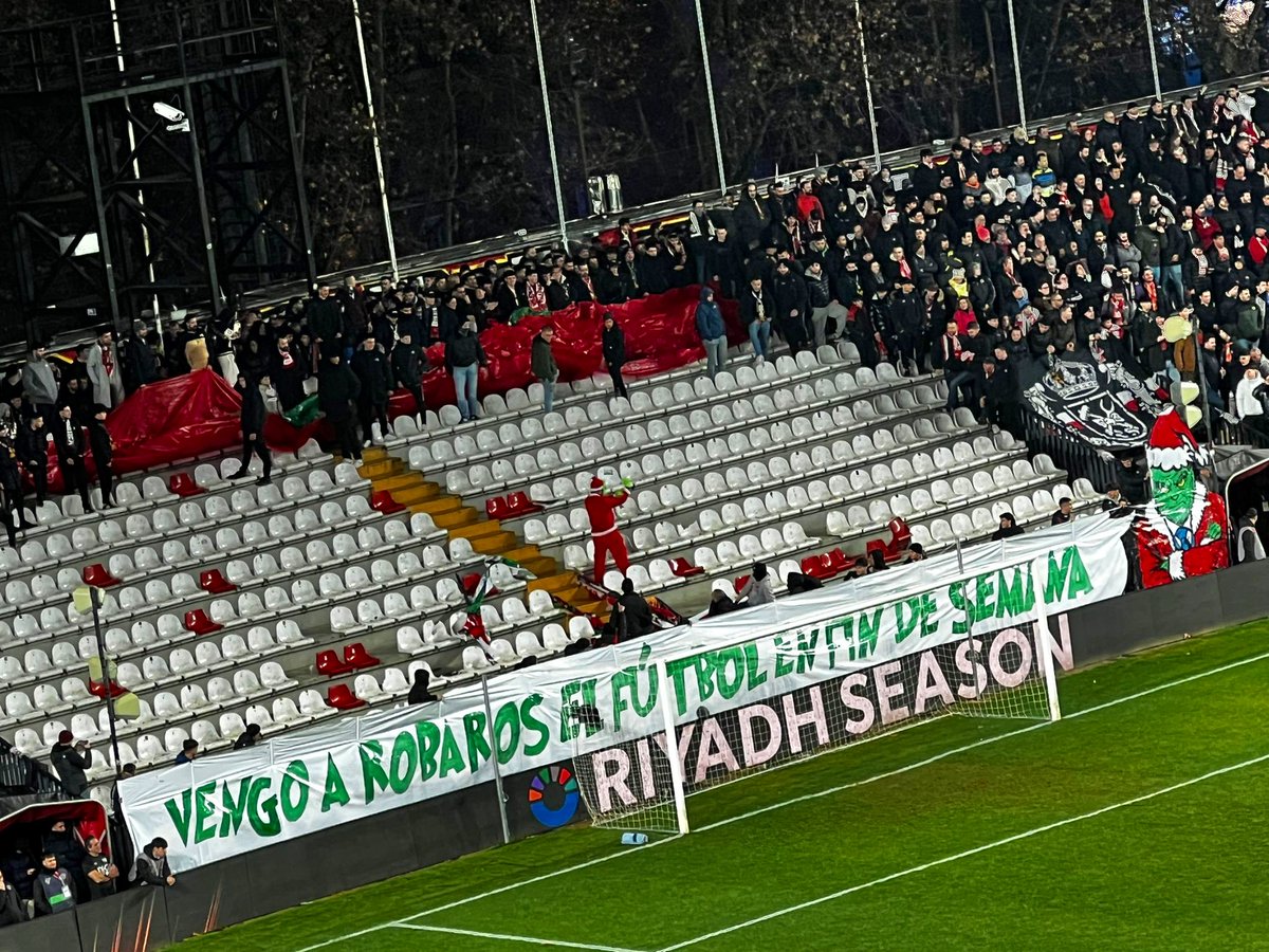 UltrasPresent's tweet image. Protesta muy original de Bukaneros 🔴⚪️ dejando la grada vacía con la presencia del Grinch robando los regalos y la cara de Tebas;

“VENGO A ROBAROS EL FÚTBOL EN FIN DE SEMANA”

Rayo Vallecano - Getafe CF.