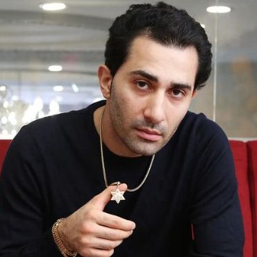 Timmy_Turnes's tweet image. 2005: @TraxNYC  founder Maksud “Trax” Agadjani opens a jewelry booth in Manhattan’s Diamond District

2026: the same name shakes all of 47th Street

&amp;gt;be Maksud Agadjani
&amp;gt;born in Baku, Azerbaijan (1986)
&amp;gt;father is a homicide detective
&amp;gt;mother is a journalist

&amp;gt;immigrate to the US…