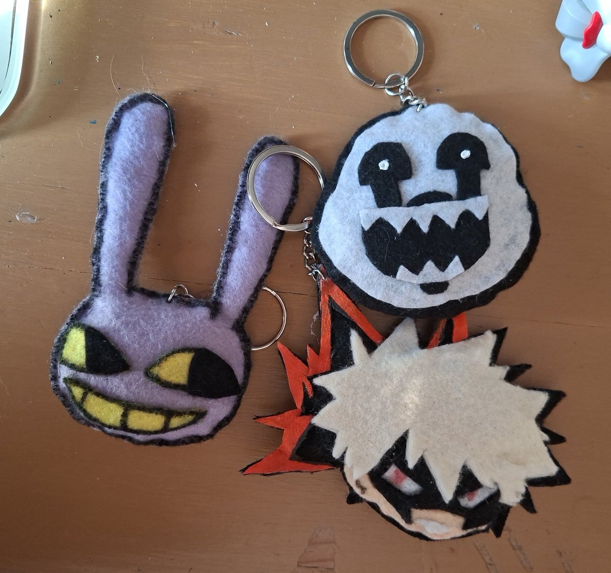 luvbllk's tweet image. miren mutis les presumo unos llaveritos d fieltro q hice pq estoy hasta la madre d las vacaciones y necesito hacer cosas o voy a explotar