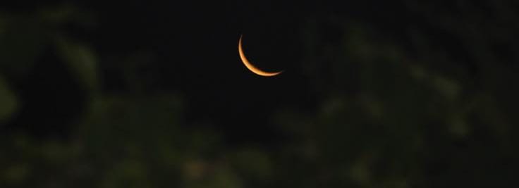 Bizden gecelerin ağırlığını ve yükünü kaldır, kalplerimizi fecrdeki esinti gibi huzurlu kıl...🌙