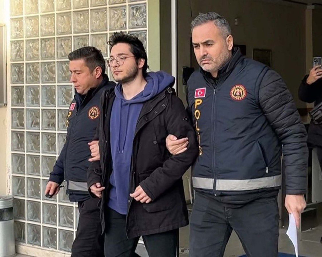 Soldakiler; Beyoğlu'nda 25 yaşında genç bir kıza sokak ortasında tecavüze kalkıştılar, dosyaları bir hayli kabarık ama tahliye edildiler.

Sağdaki; tıp fakültesi öğrencisi Cemal Mert Cumhurbaşkanına hakaret suçlamasıyla tutuklandı.

Söz bitti!