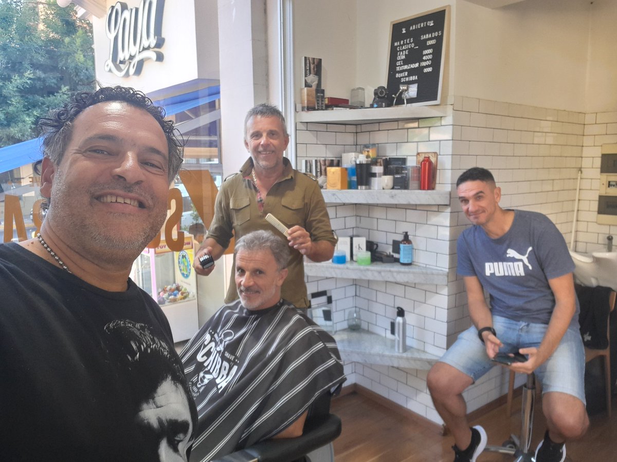 Linda tarde de charla de fútbol ⚽️ en lo de <a href="/mantyQAC/">Mariano SCHIBBA</a> Peluquería.
Después de una reunión con <a href="/manujove/">Manu Jove</a>, Miguel Caneo, uno de los dirigentes que más trabaja en estos días Gustavo Coloma y el DT Alfredo Grelak se sumo a la charla Leo Lemos que fue a mantener su cabellera.