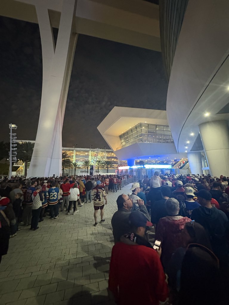 miamiguydylan's tweet photo. I’ve never in my life seen lines this long to get into the stadium https://t.co/owOYQGEPJd